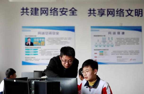 劉林老師輔導學生 劉林老師輔導學生