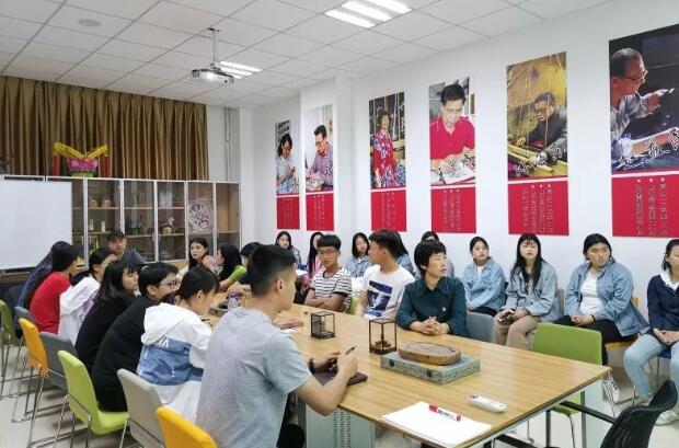 講解了核雕的發源 講解了核雕的發源